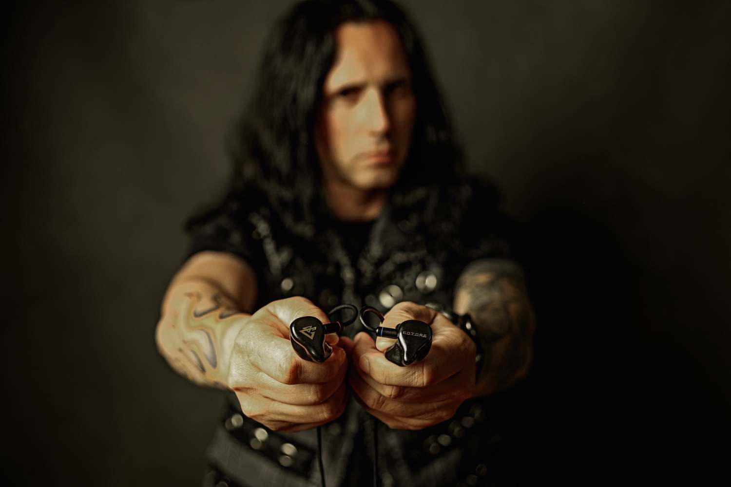 Ο Gus G κρατά τα custom in-ear monitors FUTURE