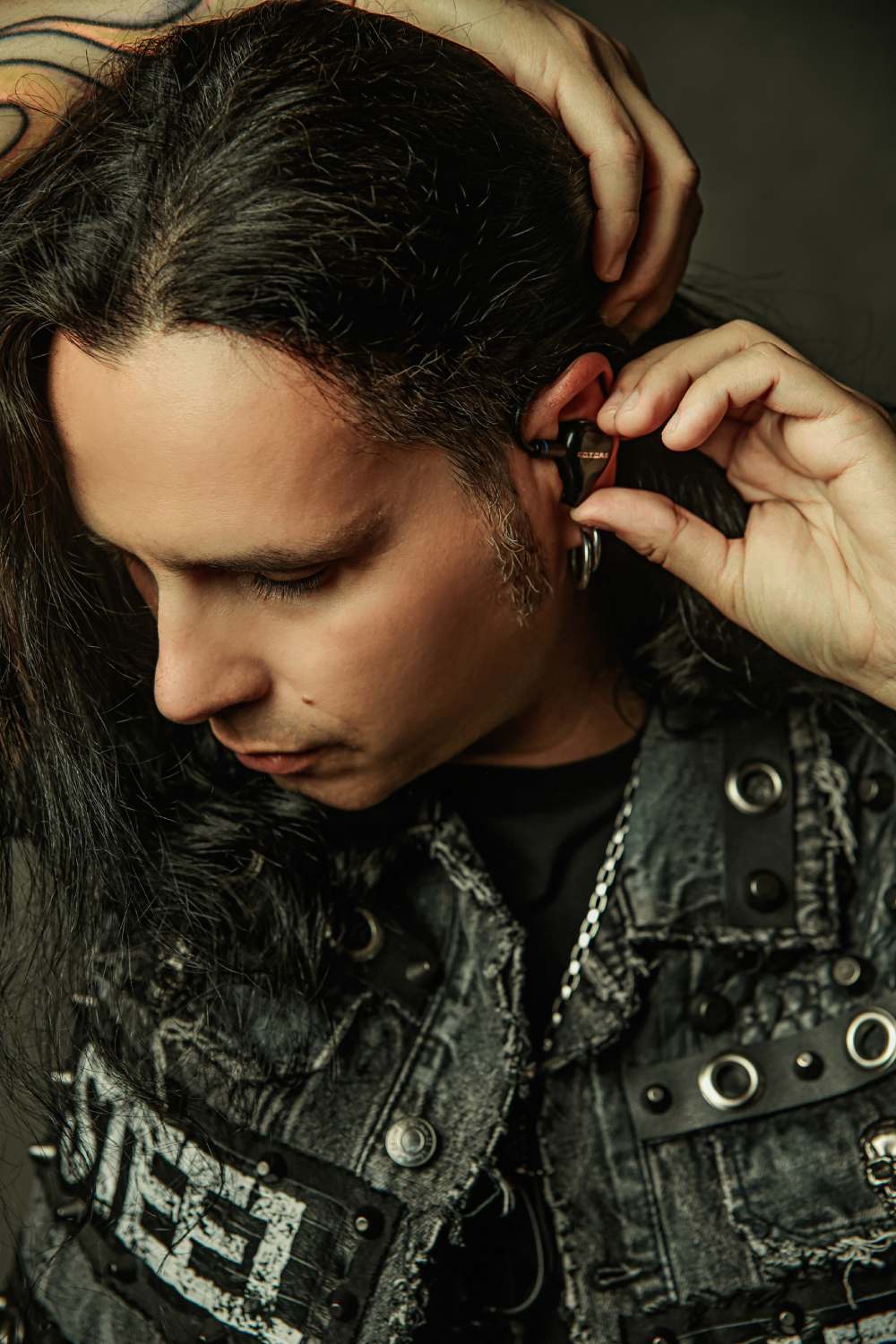 Ο Gus G προσαρμόζει το custom in-ear monitor FUTURE