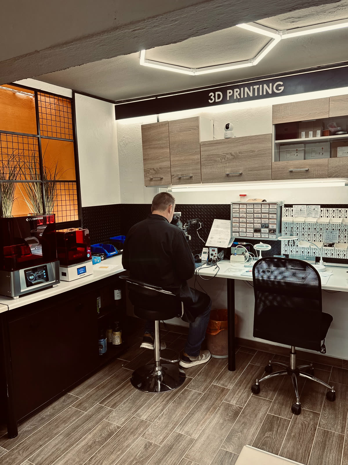 Ο χώρος 3D printing του εργαστηρίου με τεχνικό στη δουλειά