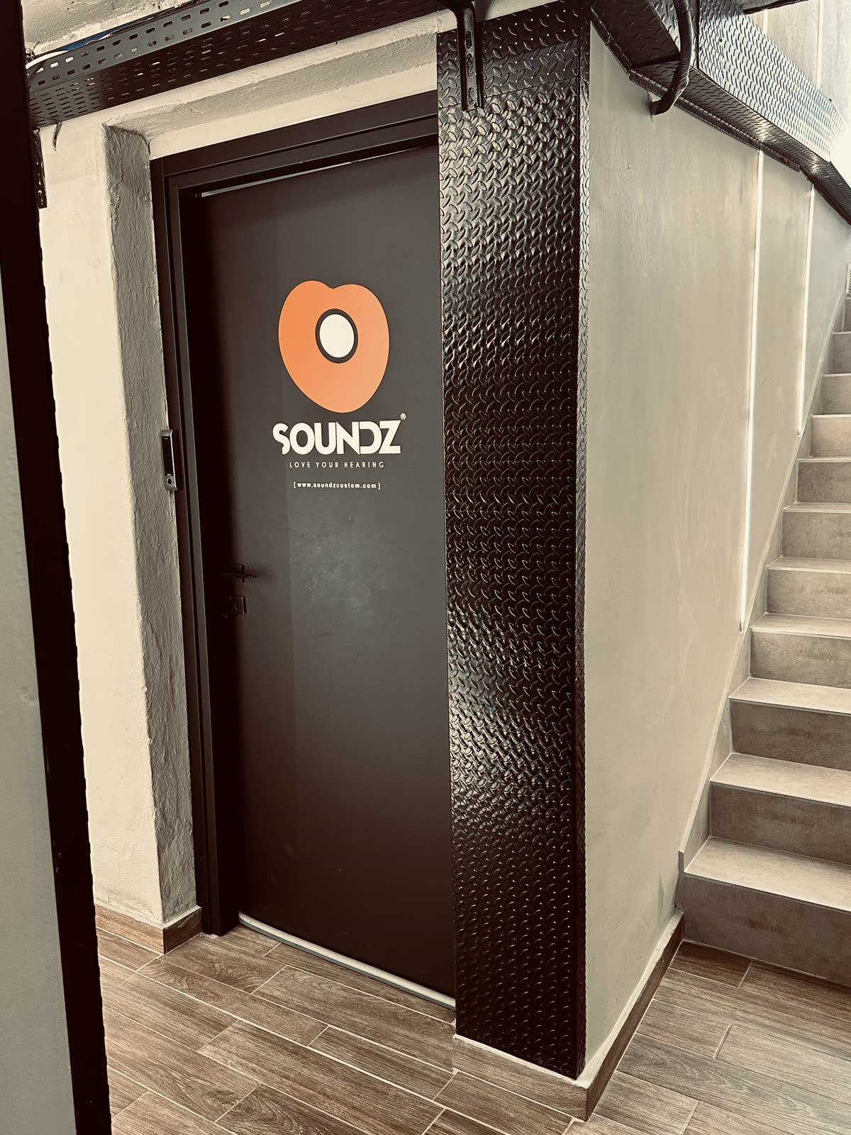 Η πόρτα του εργαστηρίου Soundz