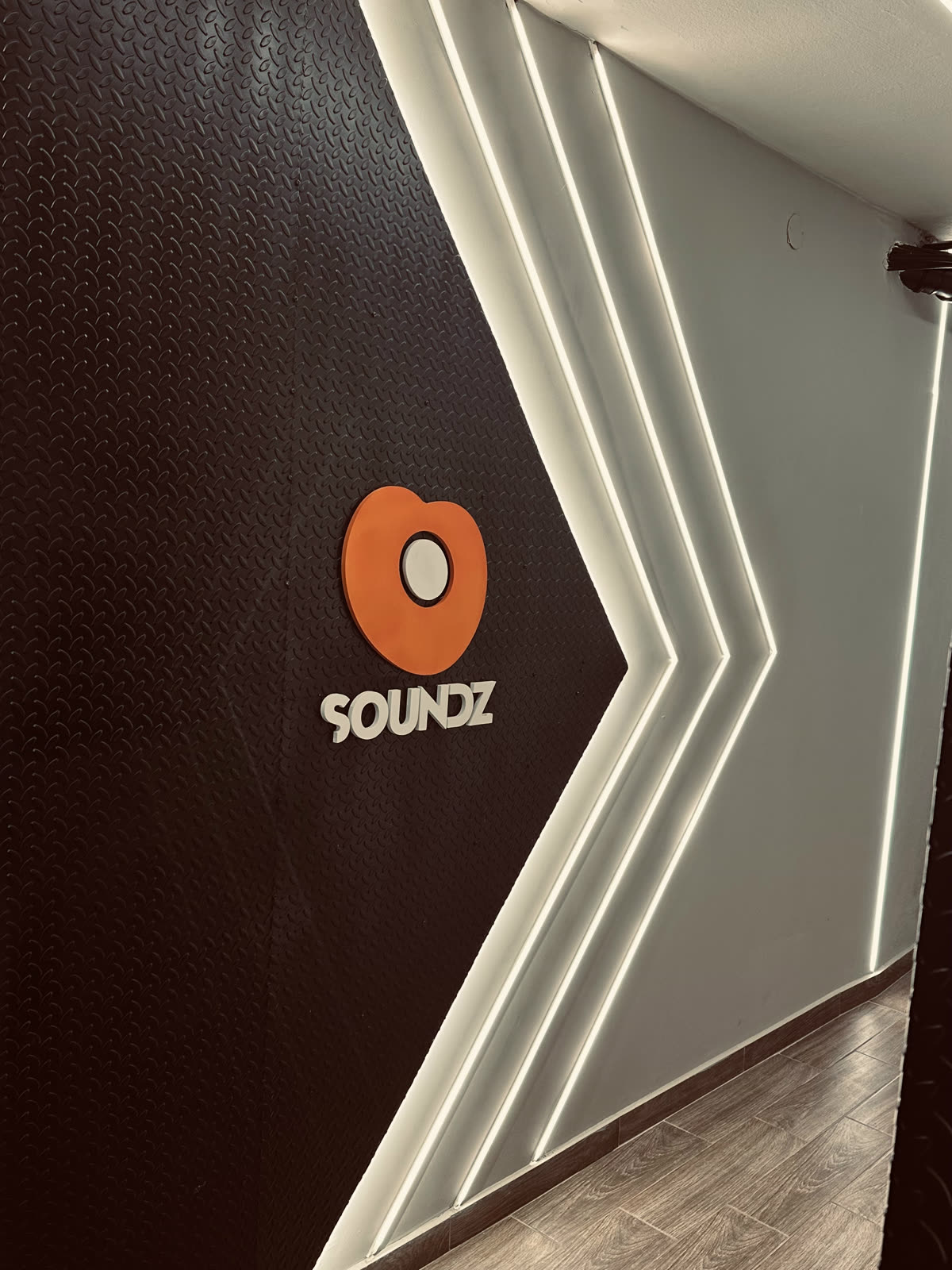 Η είσοδος του εργαστηρίου Soundz με το λογότυπο και φωτισμό LED
