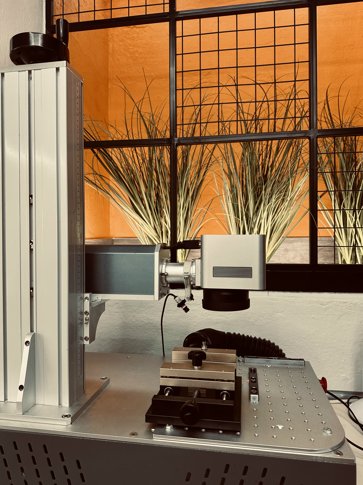 Μηχάνημα χάραξης laser στο εργαστήριο